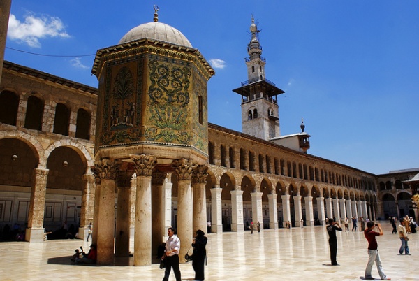 am;  Diplomatik kriz yaadmz bugnlerde Suriye`ye gitmek pek mmkn olmasa da lkenin en byk ehri olan am, Emeviler dneminde de bakent olduundan ok iyi donatlm bir ehir.