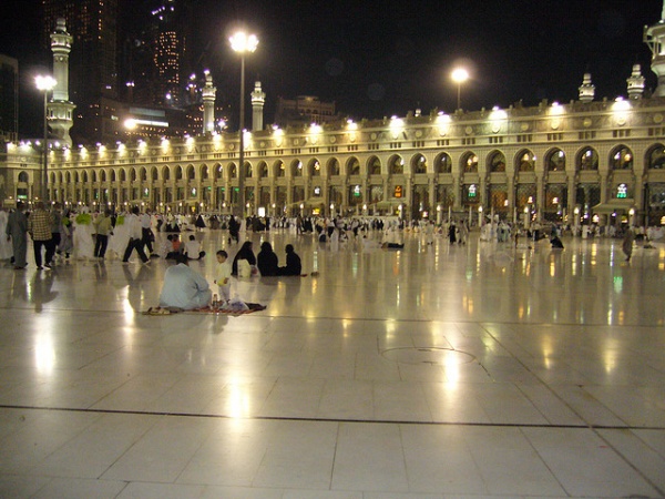 Mekke;  Peygamberimiz`e (sas) ilk vahyin geldii Hira da Mekke`ye 9 km. mesafede bulunuyor. Kabe`nin gneyinde bulunan Sevr Da ise Peygamber Efendimiz ile Hz. Ebu Bekr`in Mekke`den Medine`ye hicretleri esnasnda gizlendikleri maara. Hac ibadeti esnasnda kurbanlarn kesildii ve eytan talamak iin gidilen Mina, Mekke`nin dousunda dalarn eteinden Arafat`a giden yol zerinde bulunuyor.