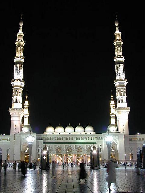 Medine;  Peygamberimiz`in Medine`ye gelirken durduu ve Cuma namaz kld Mescid-i Cuma, kblenin Mescid-i Aksa`dan Kbe`ye evrilmesi srasnda Hz. Peygamber`in iinde namaz kldrmakta olduu Kbleteyn Mescidi, Peygamberimiz`in Mekke`den Medine`ye hicret ederken, 14 gn kald Kuba`da ina ettii ve namaz kld Kuba Mescidi, Medine`de grlmesi gereken yerlerden.