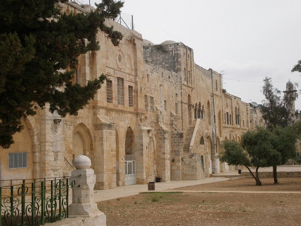 Kuds;  Hz. sa`nn izleri olduu gibi, Davut Peygamber`in mezar, Hz. Sleyman`n yaptrd eserler bulunuyor. Hz. brahim, shak, Yakup, ve Yusuf`un kabirleri ise El Halil ehrinde. Kuranda  melein Hz. brahim`i ziyaret ettii, onlarn da ei Sare ile yemek hazrlad anlatlan evleri de yine El Halil ehrinin iinde.