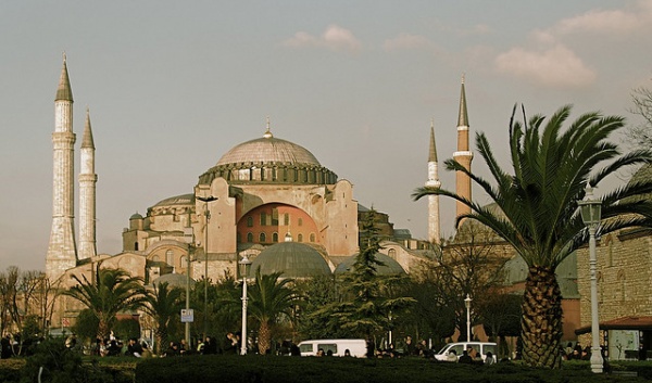 stanbul,  nk Efendimiz`e (sas) ait eyalarn yer ald Mukaddes Emanetler burada. Ayasofya da fethin sembol olarak nemli. Yine tarihi yarmadada bulunan Sultanahmet, Sleymaniye gibi camiler de ziyaret edilebilir.