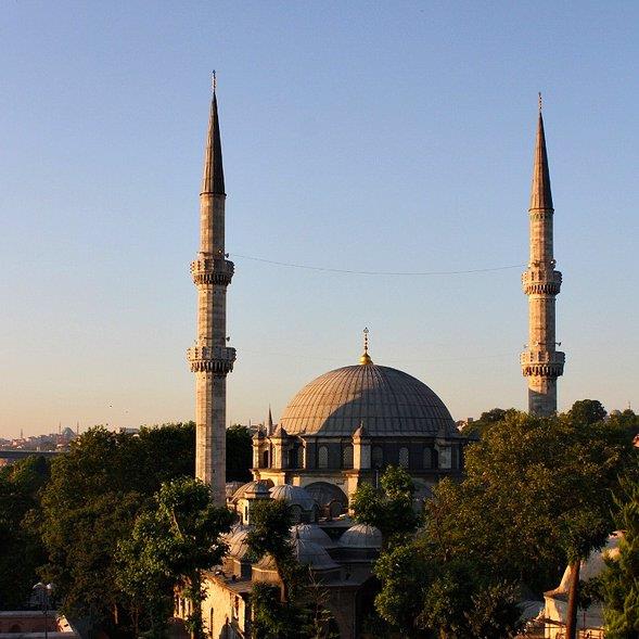 stanbul,  Bir de stanbul`un manevi sahipleri diyebileceimiz yatrlar var. skdar`da Aziz Mahmut Hdayi, Beikta`ta Yahya Efendi, Zeyrek yokuunda bulunan Mehmed Emin Tokadi Hz.`nin kabri nceliiniz olabilir.