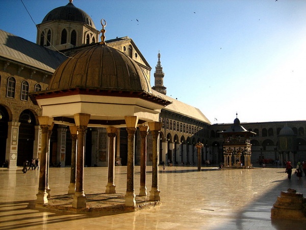 am;  Hatta am Emeviye Camii baz Mslmanlara gre, Mescid-i Aksa`dan sonra Mslmanlarn drdnc nemli camisi kabul ediliyor. Emeviye Camii`ni nemli klan, caminin olduu yerde Yahya Peygamber`in kabrinin bulunmas. Hz. Hzr ve Hz. Hud`un makamlar da burada bulunuyor. Talha Uurluel, hemen dibinde Selahaddin Eyyubi`nin bir medresesi ve mezar olduunu anlatyor.
