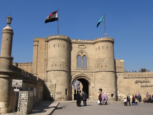 Kahire;  Msr sultanlarndan Kaytbay, Endls hkmdarlarndan Muhammed Nasr, yedinci Memluk hkmdar Kalavun`un mezarlar da burada. Talha Uurluel`in, Kahire`yi gezmek isteyenlere bir tavsiyesi de Hseyin Camii`yle balayan caddeyi dier ucuna kadar yrmek.