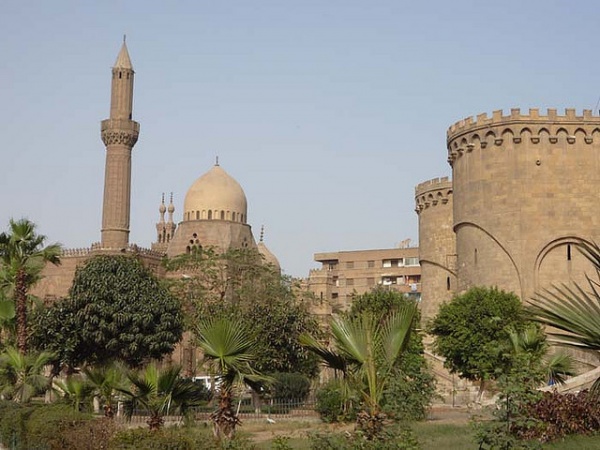 Kahire;  Eski Mezarlk diye adlandrlan blgedeki evlerde imdi insanlar yayor. Ayrca bunlarn ii harika sanatlarla dolu. Klliyeler, hanlar, medreseler...