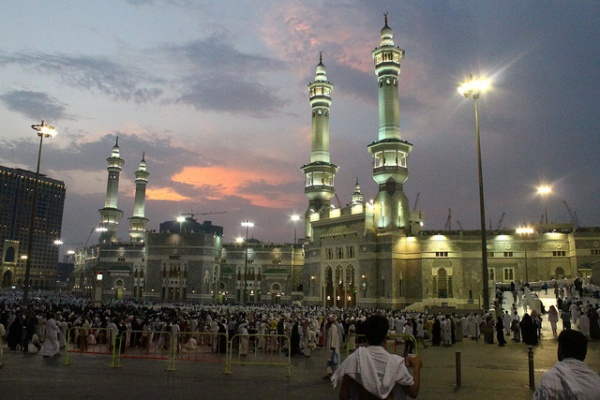 Mekke;  Arafat ile Mina arasnda bulunan, Arafat`tan 7 km. uzaklkta olan bir blgenin ad ise Mzdelife. Cin Sresi`nin indii yerde ina edilmi olan Mescid-i Cin de grlecek yerlerden.