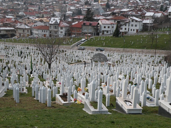 Saraybosna;  Ayrca Baar`da Bosna Beylerbeyi Gazi Hsrev Bey tarafndan yaptrlm bir han, medrese ve ok sayda imaret bulunuyor.Ayrca meydannda Saraybosna`nn da simgesi haline gelen ok gzel bir sebil yer alyor.