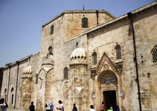 anlurfa;  Selahaddin Eyyubi dneminde kilisenin zerine ina edilen Selahattin Eyyubi Camii ve yine eski bir kilisenin yerine ina edilen Ulucamii ziyaret edebileceiniz meknlardan. Talha Uurluel, Urfa-Diyarbakr arasnda Hz.Eyyub (as)`un kabrinin bulunduunu hatrlatyor.