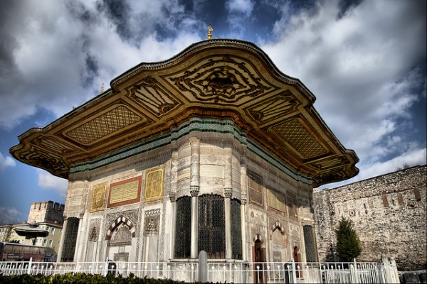 stanbul;  Eyp Sultan bata olmak zere, Sur Dibi`nde, Karaky`de ve muhtelif yerlerde yirmi sekiz civarnda sahabe kabri olduu tahmin ediliyor. Topkap Saray da bir Mslman`n stanbul`a geldiinde grmesi gereken yerlerden.