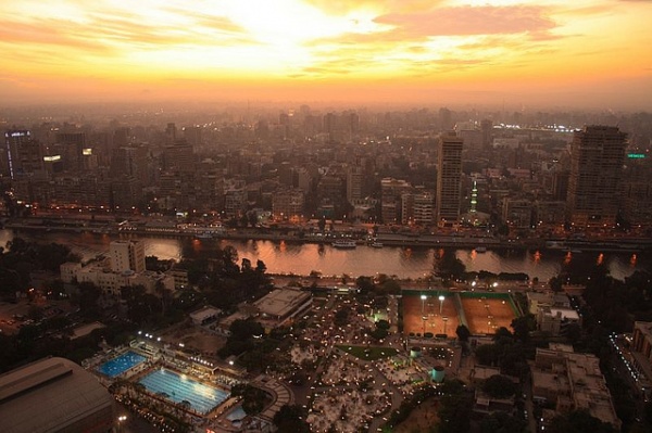Kahire;  Kahire`ye girdiinizde ehrin tam ortasnda Selahaddin Eyyubi`nin yaptrd tarihi Kahire Kalesi var. Buras pek ok hanedana ait izler barndryor. ehrin en dikkat eken zelliklerinden biri de mezar evler.