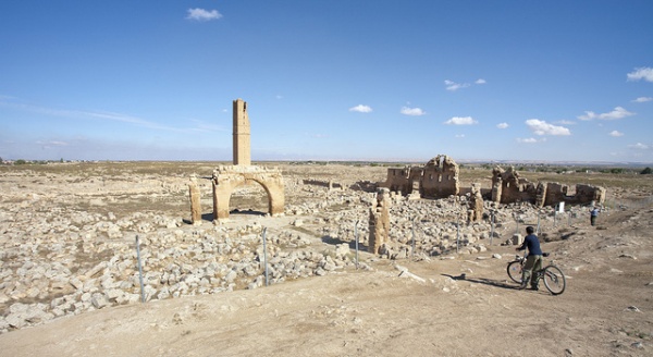 anlurfa;  Eyyub Nebi Ky`nn ziyaret edilebileceini sylyor. Hz.Eyyub ve Hz.Elyesa`nn mezarlarnn olduu kyde, ayrca Hz.Eyyub`un hanm Hz.Rahme`nin trbesi de bulunuyor.