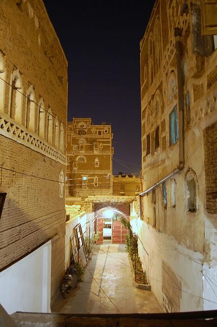Sana;  Mimari eserler bakmndan olduka zengin olan San`a`da bir dier nemli yer de, surlarla evrili "Eski Kent". ok fazla kaps bulunan Eski Kent`te mimari adan en ilgin kap, 1962`deki devrimden sonra zgrlk Kaps ad verilen Yemen Kaps`dr.
