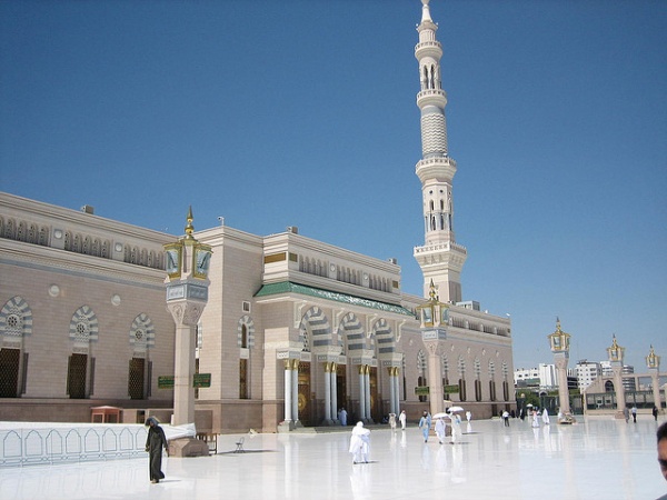 Medine;  Efendimiz`in (sas)hicretten sonra sahabe efendilerimizle birlikte ina ettii, dou ynnde Efendimiz`in (sas) kabri erifinin de bulunduu, yeryzndeki en faziletli ve kutsal mescitlerden Mescid-i Nebevi, Medine`dedir.