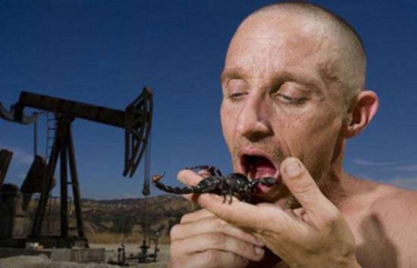 2006 Austos'unda 17.78 cm'lik akrebi 18 saniye boyunca aznda tutmay baaran Dean Sheldon yeni bir rekorun sahibi oldu.