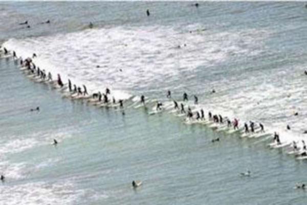 Gney Afrika'da 73 srf ayn dalga zerinde srf yaparak ilgin bir dnya rekoruna imza attlar.