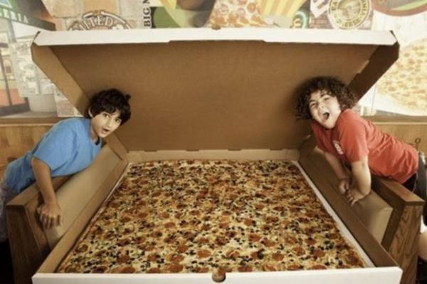 Los Angeles'ta bulunan Big Baba's and Papa's pizzacsnn 1.37x1.37 metrelik pizzas bu rekoru elinde tutuyor. 199.99 dolara satlan bi pizza 100 kiiyi doyurabilecek kadar byk. Eer 24 saat ncesinden sipari ederseniz, evinize servis de yapyorlar.