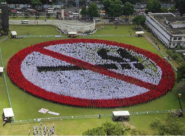 <p><b>Dnyann en byk sigara iilmez iareti</b></p>  13,892 kii Bicol University football sahasnda dnyann en byk insanl sigara iilmez semboln oluturuyor