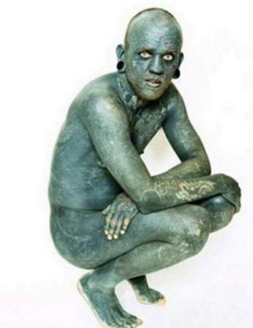 Lucky Diamond Rich hayatnn 1000 saatini dvme yaptrarak geirdi. Diamond'un gz kapaklar, ayak parmaklar arasndaki deri hatta di etleri de dahil olmak zere tm vcudu dvmeyle kapl.