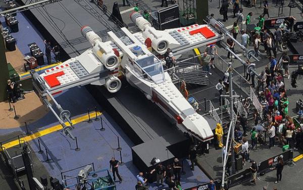 <p><b>Lego ile yaplm dnyann en byk Star Wars sava ua modeli</b></p>  Star Wars sava ua modeli 5 milyondan fazla lego ile hayat buluyor.