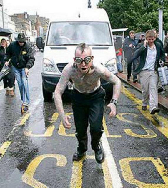 Srt derisine taklan 2 engel ile Hannibal Helmurto, 24 Ekim 2004'te Londra Croydon'da 4 tonluk bir kamyoneti 91.4 metre ekti