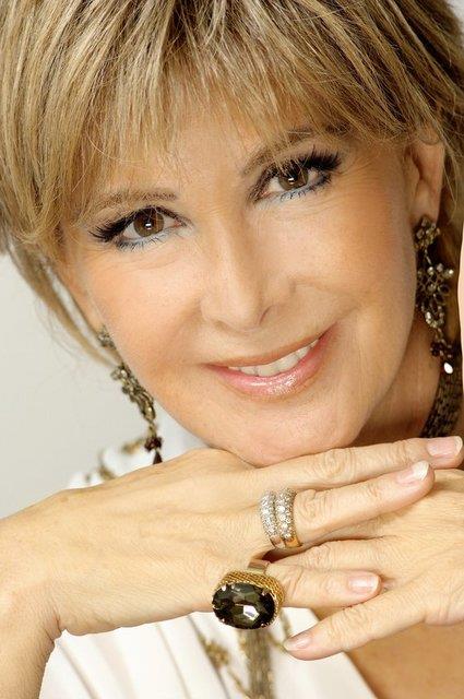 Filiz Akn Trk sinemasnn efsanevi oyuncusu Filiz Akn, 2002'de kanserle tant. Kendisine konulan nazofarenks kanseri (burun ve az arkasndaki bir tr kanser) tehisinden sonra uzun sure tedavi grd ve hastal alt etti.