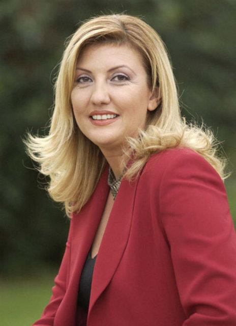 Yaadklarn "Kanserle Yayorum" adl kitapta anlatan, Sevindi bu konuda unlar sylyor: Kanseri hayata ballk, sevgi, tedavi ve dua ederek yendim.