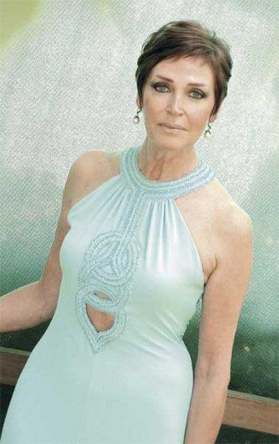 Annesi de meme kanseri olan Gkayl, ameliyat ve kemoterapi srecinden sonra salna kavutu. Gkayl, hastalk srecinde einin destei ile ilgili unlar sylemiti: "