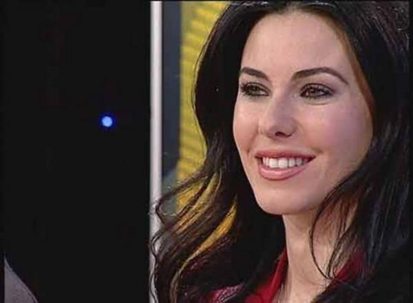 Tm kadnlara jinekolojik testlerini aksatmadan yaptrmalarn tavsiye ediyorum. Belirtiler kendini gsterdiinde ok ge olabiliyor nk."