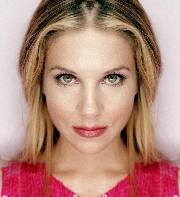 Chirstina Applegate Bir dnem lkemizde de byk bir ilgiyle izlenen " Evli ve ocuklu" dizisinde Al Bundy'nin kzn canlandran Christina Applegate'de de getiimiz sene meme kanseri tehisi konuldu.