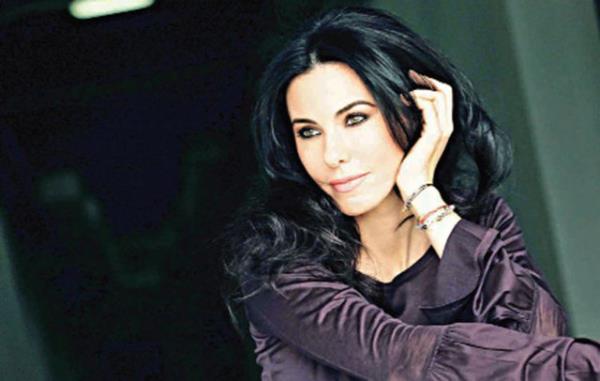 Gzel sunucu, o dnemde unlar sylemiti: "Hastalk, ad kanser de olsa, neticede insani bir olay. Tandm, tanmadm, sevdiim birok insan bu hastala kar mcadele verdi. Neden ben olmayaym ki, stelik erken tehis edilmesi bir ans...