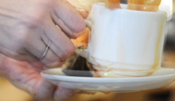 ounlukla normal hayatn iinde grlen ellerde titremenin nedenleri arasnda stres altna girmek, ani ekilde sinirlenmek ve alk ba ekmektedir.