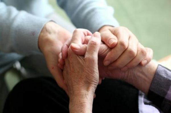 En sk ellerde grlen titreme salkl diyebileceimiz normal kiilerde grlebilir ve belirginlemedii srece fark edilmez. Kiinin ellerdeki titremesi fark edilir dzeye gelince normal olmaktan kar.