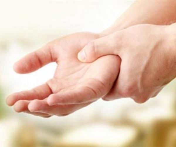 Altta yatan ciddi bir hastalk yoktur. Genellikle 20'li yalarda belirginleir ya da balar; ama her yata da grlebilir. Yorgunluk, stres, kafein bu titremeyi arttrrken, alkol alm azaltt grlebilir. Ya ilerledike genellikle art gsterir.