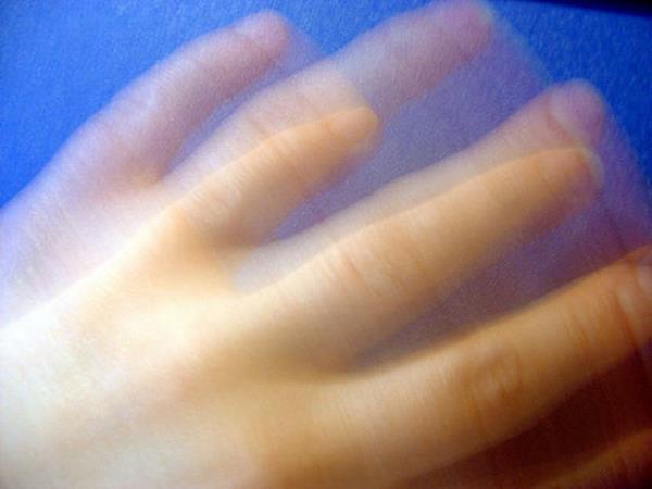 Hastaln balangcnda hareket ile titreme kaybolur. lerleyen dnemlerde titreme daha bariz bir hal alr ve dier elde, vcudun dier ksmlarnda da grlebilir. Bu hareket srasnda da olabilir.