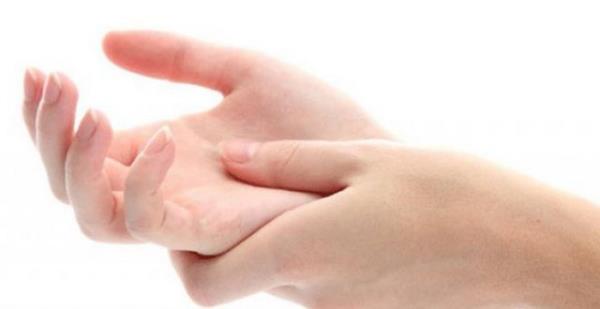 Eller strese bal olarak da titreyebilir Stres, yorgunluk, zel bir gn gibi baz durumlarda titremeleri belirginleen kiilerde belirli zamanlarda kullanacaklar ilalar verilmektedir.