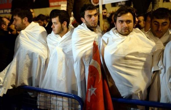 Burada kendisini bekleyenlere otobs zerinden hitap eden Babakan Erdoan, youn bir gayret beklediini syledii genlere de "Dik duracaksnz. Cokulu bir ekilde bu heyecannz her zaman koruyacaksnz" diye seslendi.