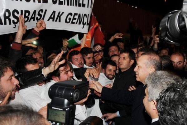 Ayrca alandaki duvarlara, Yalnz Deilsin Platformu tarafndan "Gveniyoruz, inanyoruz, sonuna kadar yanndayz" ve "Kirli ittifaklara kar milletin duas yeter, aln ak, milletin yz ak lideri, Trabzon seninle" yazl afiler asld gzlendi.