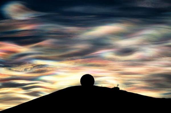 Antartika'da gkkua bulutlar. Sadece kutuplarda grlen bu harika bulutlara nacreous bulutlar deniyor. (nacre inci/sedef demek) Fotoraf Deven Stross'a ait.
