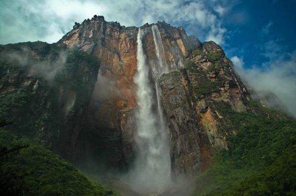 Dnyann en uzun elalesi! Venezuela, Canaima Ulusal Park'nda bulunan Angel Falls, Melek elalesi dnyann en yksekten, kesintiye uramadan dklen elalesi nvanna sahip. En st noktas ile en alt noktasnn aras tam 979 metre...