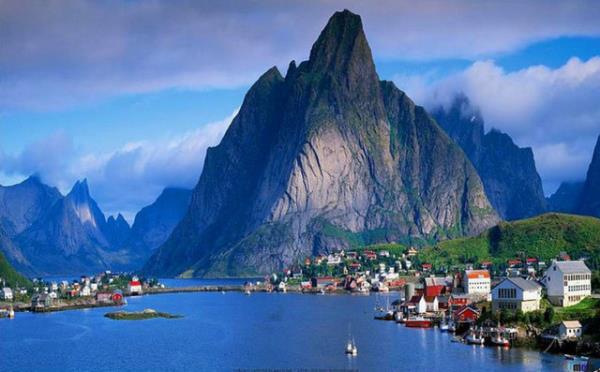 Norve'in Gudvangen ehrinin fotoraflanm hali, olduka etkileyici gzkyor. Norve'in en byk, dnyann ise 3. by olan Gudvangen fiyordlar, ve Gudvengen ehrinin harika sileti fotoratca canlanm diyebiliriz.