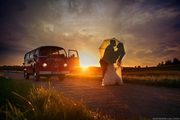 Volkswagen kamp minibslerinin retiminin sonlandrld u gnlerde, muhtemelen yeni evli bu romantik iftin, arkalarndaki Vosvos ve gnbatmnn harika grntsyle emsiyenin ardndaki siletlerini Marcis Baltkars ortaya karm.