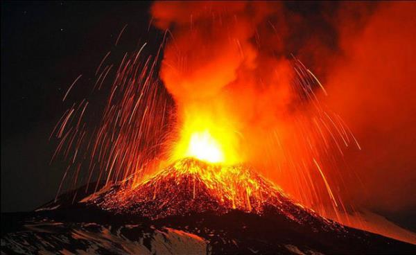 Etna Yanarda... Sicilya adasnn aktiflii hi bitmeyen volkanik yaps. 16 Kasm 2013'de lav pskrtmeye balayan Etna, 28 Kasm 2013'e kadar lav pskrtmeye devam etti. Bu harika fotorafn eken AP fotorafs, Carmelo Imbesi olmu.