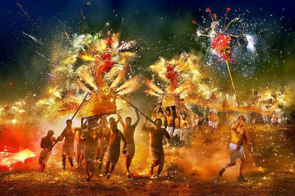 Gney in'in Fung Shun blgesinde, her yeni yln 15. gnnde, geleneksel olarak dzenlenen 'Fire Dragon' enlikleri srasnda Gilbert Yu tarafndan ekilen bu fotoraf iin, fotoraf kamera ayarlarn birok kez deitirmek zorunda kalm.