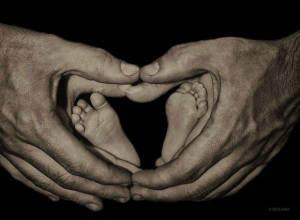 Eduardo Latorre imzal bu fotoraf, bir ailenin ufacck bir kareye sm hali. Ve ortaya kan grnt, ailenin balarnn ne kadar gl olduunu gzler nne seriyor.