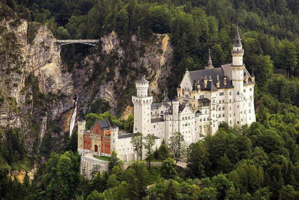 1845 senesinde doan II. Ludwig, 19 yandayken babasnn lmyle Bavyera Kral olur. 22 sene boyunca tahta kalan II. Ludwig devlet meseleleriyle pek ilgilenmez ve kendisine harika yerlerde, harika gzellikte kaleler, atolar yapar. Neuschwanstein Kalesi