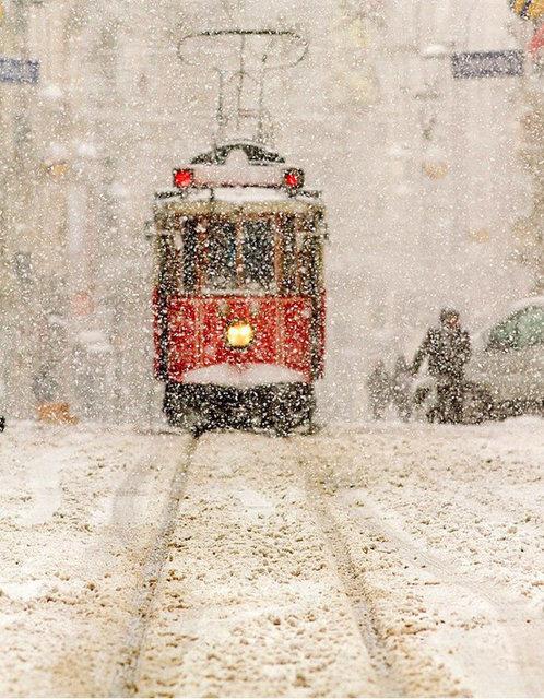 stanbul'a kar geldi! Ve her haliyle gzel olan stanbul, kar ile bir baka gzel. Kar yann devam ettii, tramvayn izlerinin ise taze olduu esnada, Fotoraf Mustafa elebi stiklal'in ortasndan geen Nostaljik Tramvay bu ekilde fotoraflad.