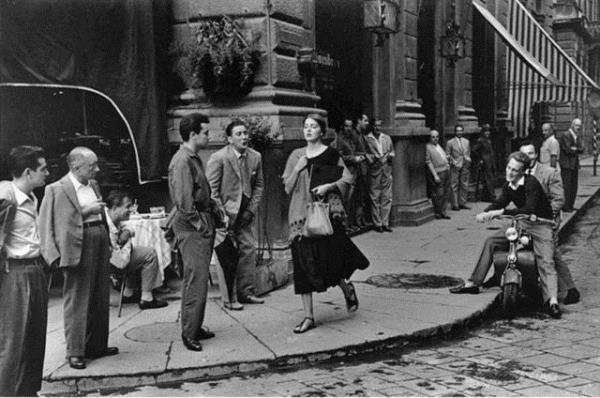 Ruth Orkin tarafndan 1951'de ekilen bu nl fotoraf, bir kompozisyon deil. talya'da, sokakta yryen Amerikal bir kadn ve evresindeki erkeklerin ilgin hareketleri tamamen orjinal...