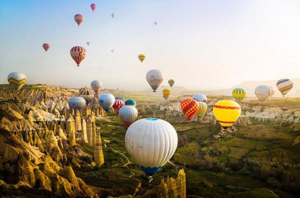 Kapadokya'da sabah esintisi. Doal gzellik, byleyici, nefes kesici manzara ve renkli balonlar. Tam bir huzur ortam. Fotoraf, Reynaldi Herdinanto National Geographic Gezginler Fotoraf Yarmas.