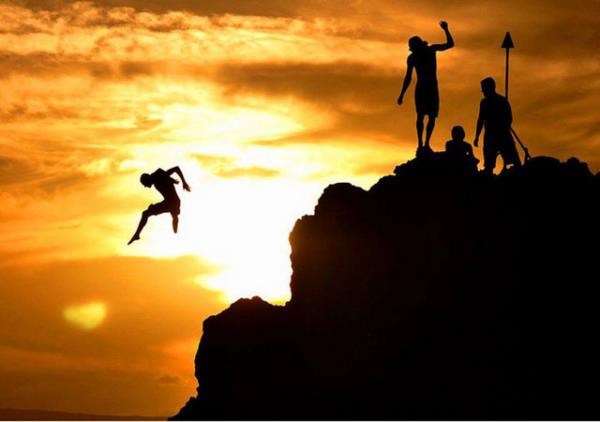 Hawaii'nin Black Rock blgesinde her gece gnbatmnda kayalklardan okyanusa dal treni yaplr. Gelenektir, yine bir dal srasnda Josh Baker tarafndan ekilen bu fotoraf, harika bir uyumu ortaya karm.