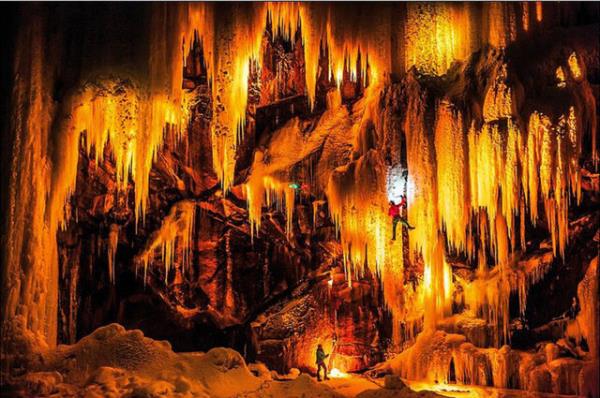 Daclar Daniel Arnold ve Stephan Siegrist, yanlarna fotoraf Thomas Senf' alp, Kuzey Norve'in donmu elaleleriyle nl kenti Eidfjord'ta trman yaptklar harika mekan klandrmayla fotoraf ekimi yapmay amalamlar.